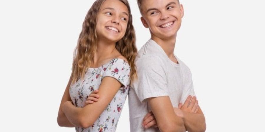 القضاء على العداوات القائمة بين الأشقاء يتطلب عدم التأثر بمواقف الآباء (شترستوك)