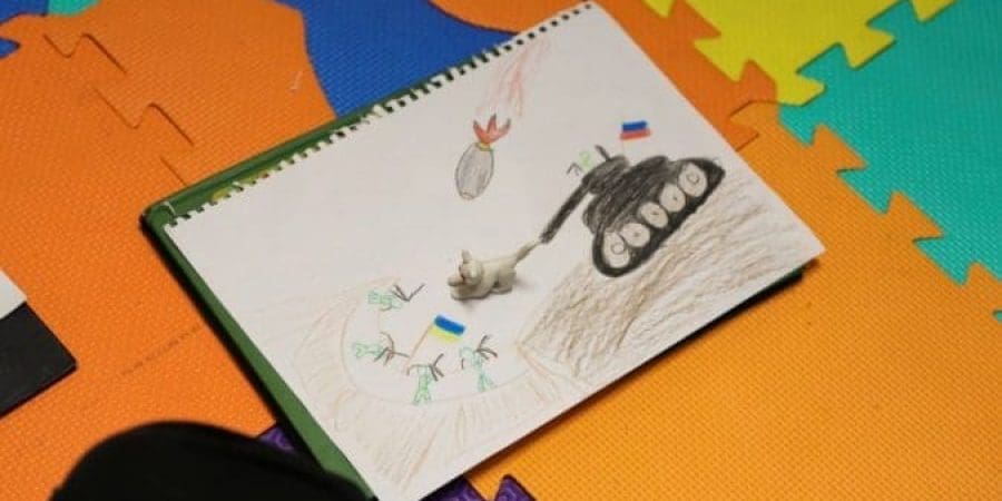 دبابة روسية رسمها طفل أوكراني فر من حرب روسيا على أوكرانيا في حصة علاجية بالفن في مركز بيريهينيا الثقافي والتعليمي في أثينا باليونان (رويترز)