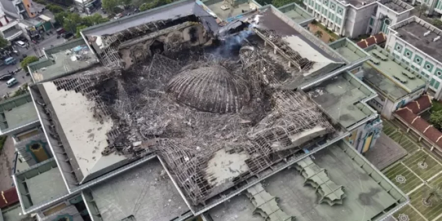 حريق وانهيار قبة مسجد جاكرتا الكبير