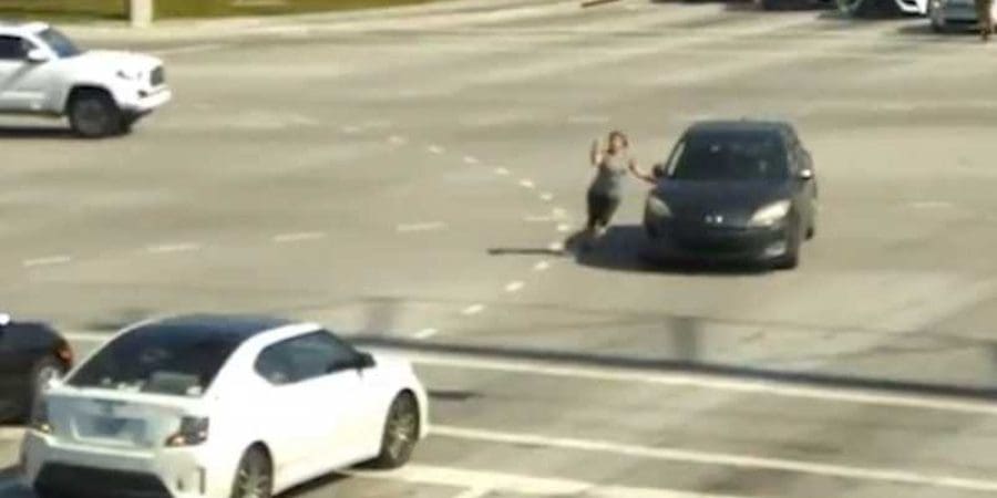 سيارة المرأة المصابة بنوبة وهي تتحرك وسط التقاطع المروري