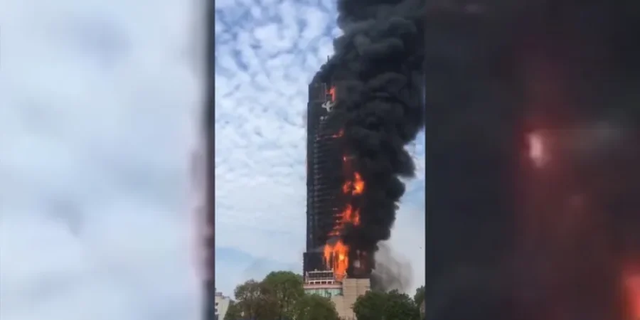 حريق في ناطحة سحاب في وسط الصين