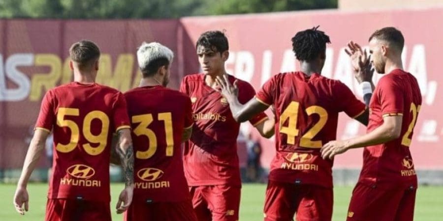 فرحة لاعبي روما بالأهداف العشرة