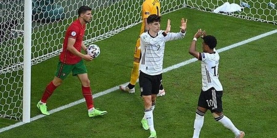 نجمي ألمانيا يحتفلون بالهدف الثاني والذي سجله لاعب البرتغال