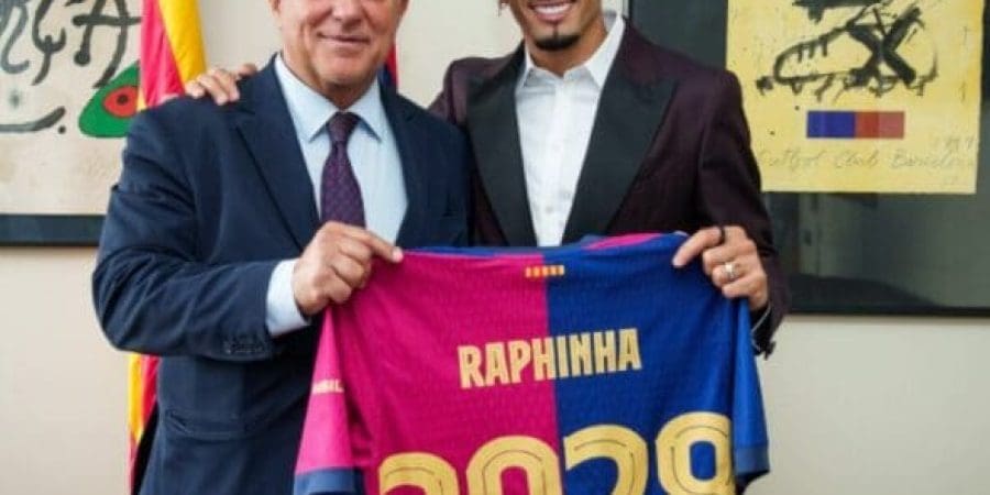 برشلونة يجدد عقد نجمه البرازيلي