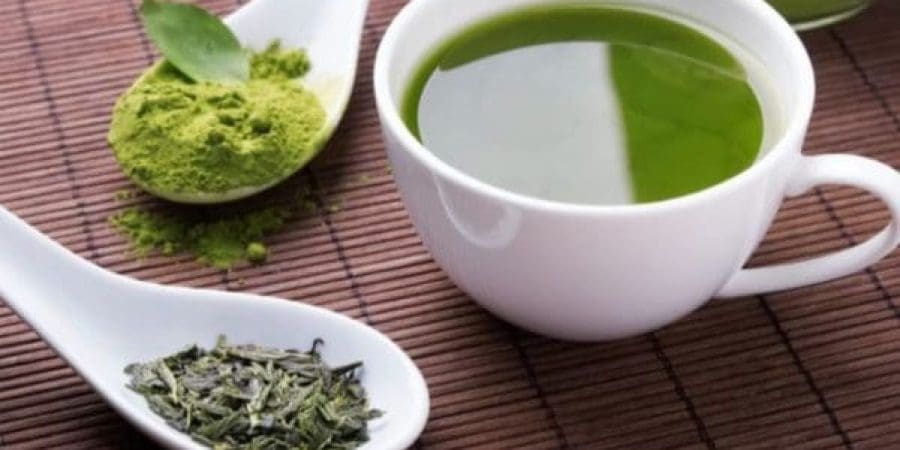 الشاي الأخضر أو الماتشا