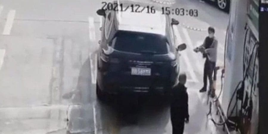 لحظة الهجوم على سيارة السيدة في الصين.