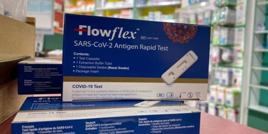 اختبار ذاتي لكورونا في إحدى الصيدليات الفرنسية