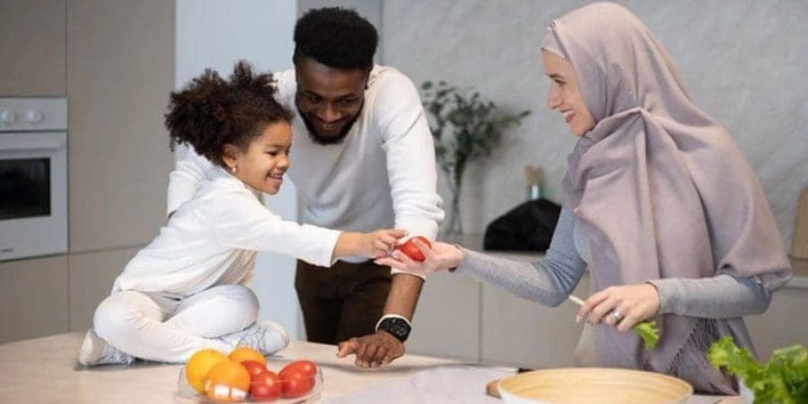 مساعدة الزوج زوجته في بعض المهمات -ومن أهمها الطهي- يكون تغييرا إيجابيا بالنسبة للتنشئة الأسرية (بيكسلز)