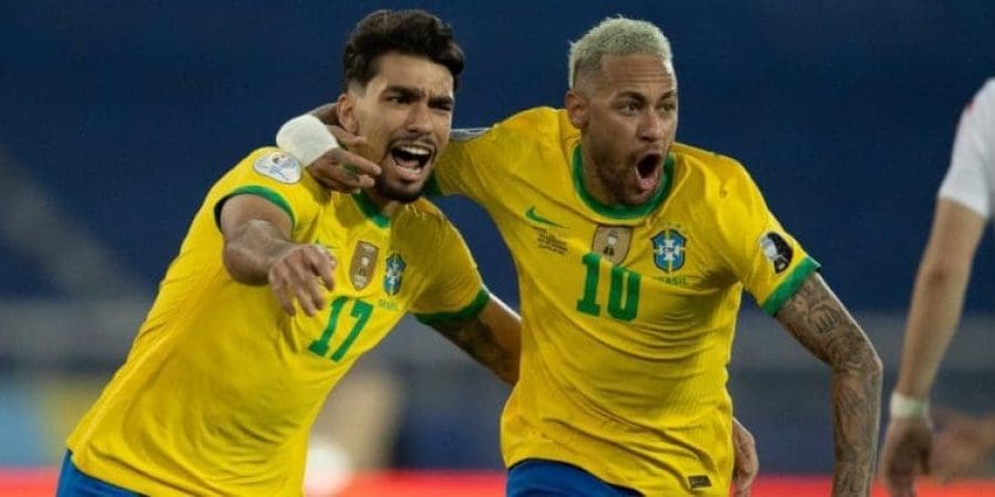 نيمار يحتفل مع باكيتا بهدف البرازيل الأول