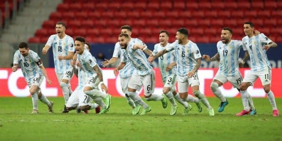 فرحة نجوم الأرجنتين بعد فوزهم بركلات الجزاء الترجيحية