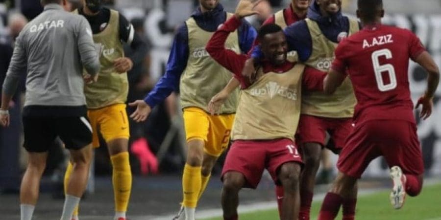 فرحة لاعبي قطر بعد بلوغ نصف نهائي الدورة