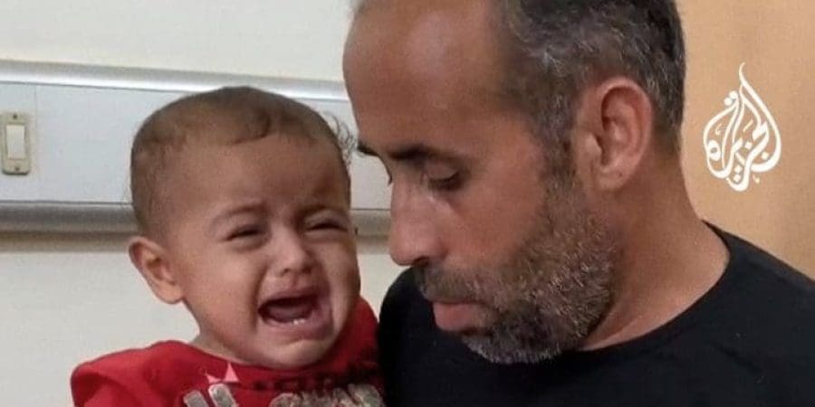 الطفلة ملاك مع والدها