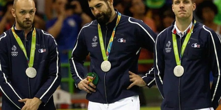 رد فعل نيكولا كارابيتش من فرنسا (وسط) على منصة التتويج خلال حفل توزيع الميداليات لكرة اليد للرجال بعد فوزه بالميدالية الفضية- من أولمبياد ريو 2016