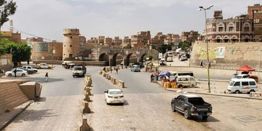 صنعاء القديمة ويظهر فيها جزء من شارع في مدخل سائلة حيث احتفظت المدينة بكثير من عادات رمضان زمان