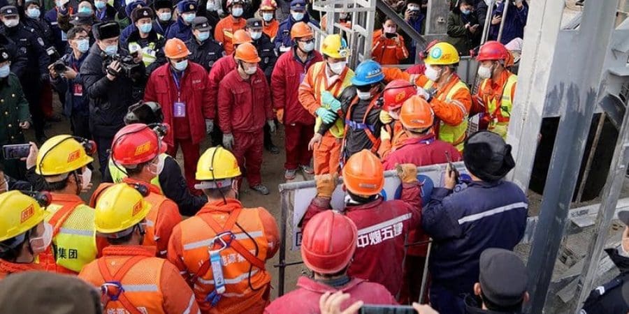 من عمليات الإنقاذ في محيط المنجم