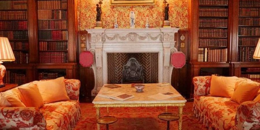 الإضاءة الجانبية والشموع تعطيان أجواء هادئة لغرفة الجلوس