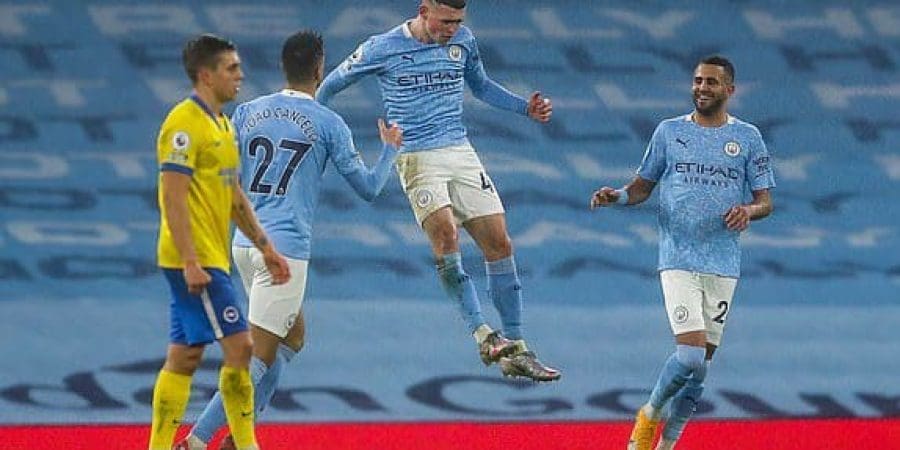 فيل فودين يحتفل مع زملائه بهدف المباراة الوحيد