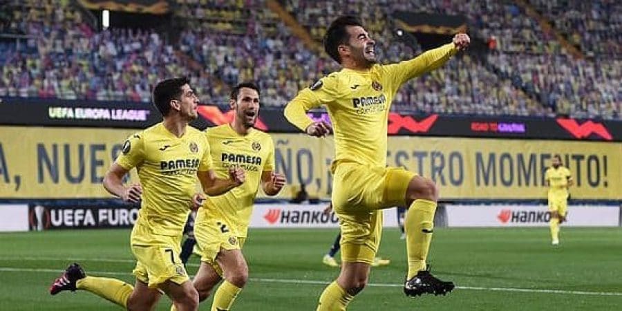 فرحة لاعبي فياريال بالهدف الثاني بمرمى آرسنال