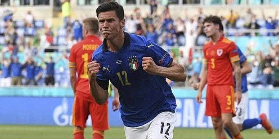 ماتيو بيسينا يحتفل بهدفه في شباك ويلز