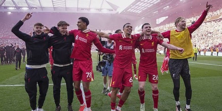 فرحة نجوم ليفربول بالفوز باللقب