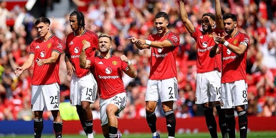 فرحة لاعبي مانشستر يونايتد أثناء تنفيذ ركلات الترجيح