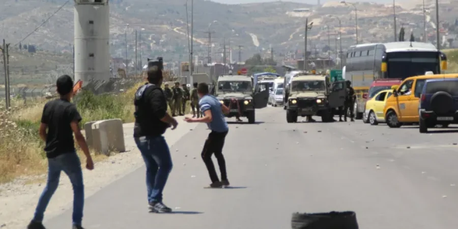 في كافة هباتهم الشعبية حافظ الفلسطينيون على سلاح الحجارة بمواجهة الاحتلال