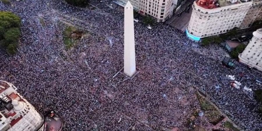 جماهير الأرجنتين تغزو الشوارع
