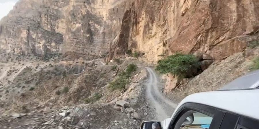 قرية يصب إحدى القرى الجبلية التابعة لولاية الرستاق، وتحديدًا في وادي السحتن.
