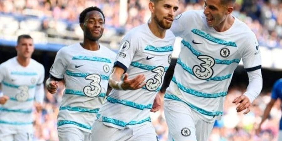 جورجينيو يحتفل بهدفه من علامة الجزاء