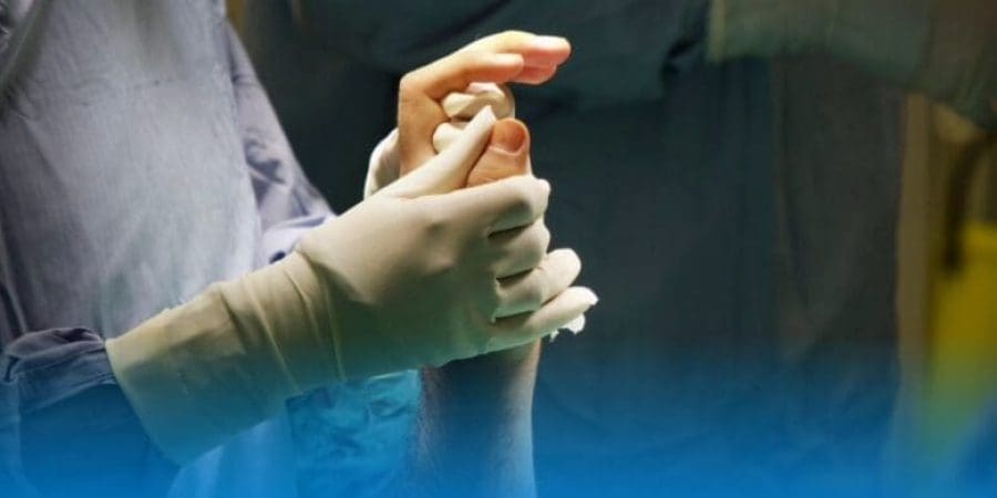 مستشفى خولة في إعادة زراعة يدٍ مبتورة وإصبعين
