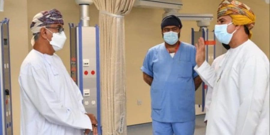 أرشيف التأمل: وزير الصحة أثناء زيارته السابقة لمستشفى صحار.