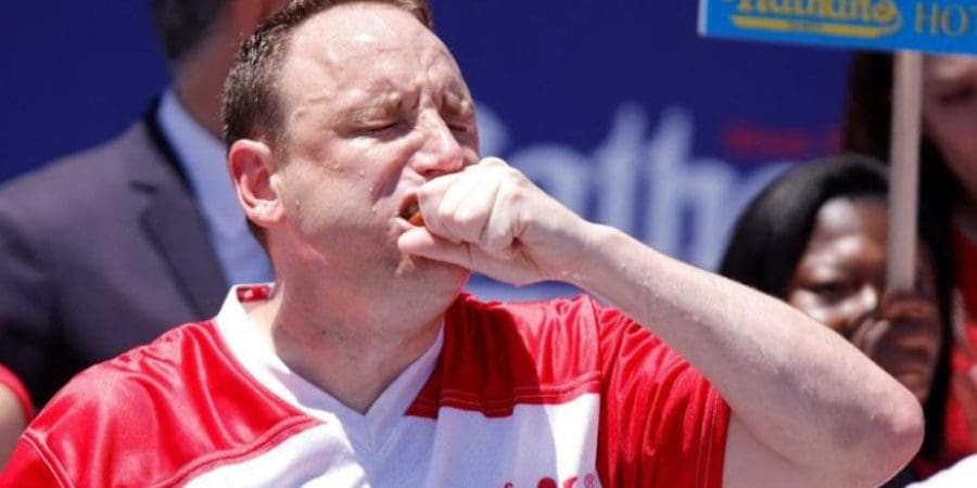 جوي تشيسنت فاز في مسابقة الهوت دوج الشهيرة في أمريكا - رويترز