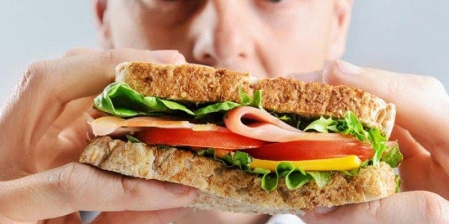 الإكثار من تناول الكربوهيدرات يؤدي إلى زيادة سريعة للسكر في الدم ويجعل الجسم يحتاج إلى المزيد من الطعام