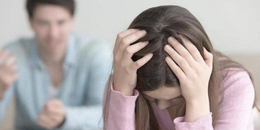 السعي الدائم وراء تغيير الزوج يشعره بأنه ليس كافيًا، وقد يدفعه إلى كراهية زوجته دائمة الانتقاد