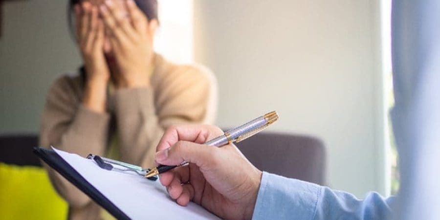 تغيرت نظرة المواطن المصري والعربي بوجه عام تجاه عدّ المرض النفسي وصمة ينبغي أن يخفيها عمن حوله