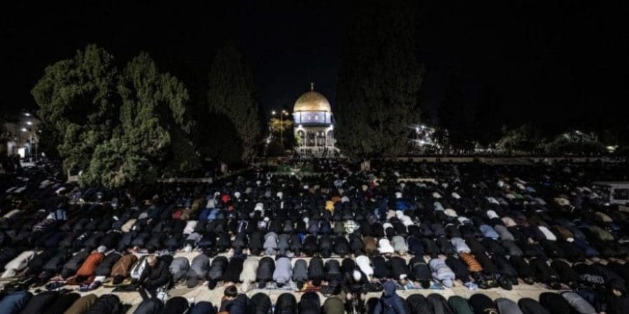 صلاة العشاء والتراويح في باحات المسجد الأقصى - الأناضول