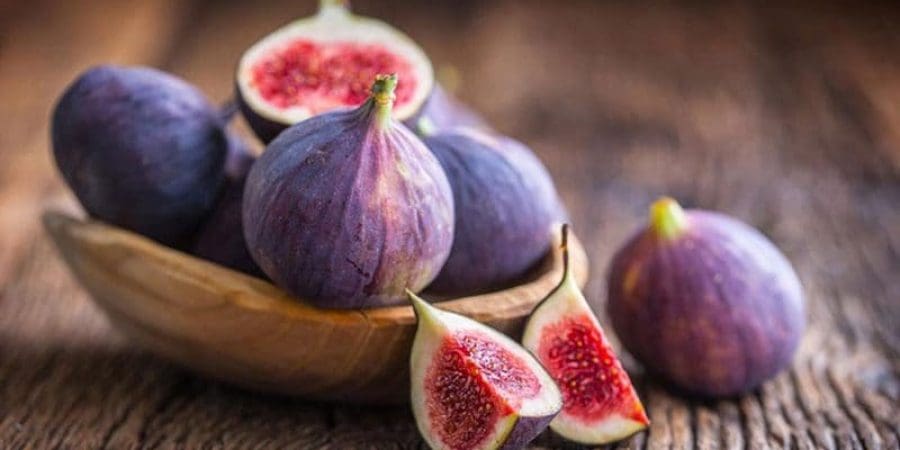 تحتوي فاكهة التين على العديد من المعادن والفيتامينات التي تعزز وظائف الجسم