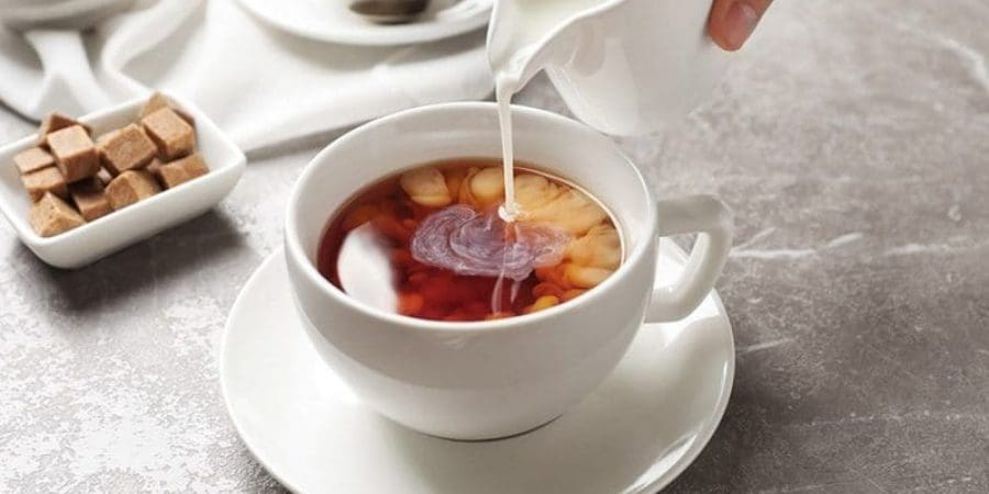 الحليب مع الشاي