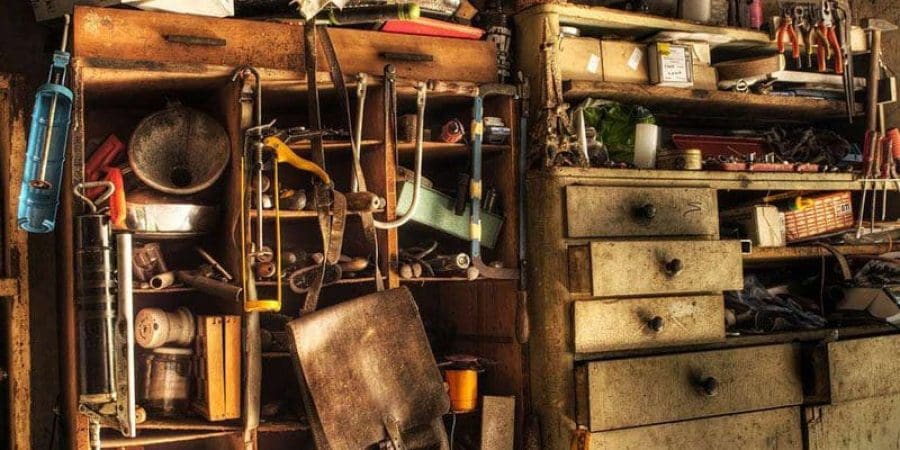 يشعر الأشخاص المصابون باضطراب الاكتناز بالحاجة الشديدة للحفاظ على ممتلكاتهم