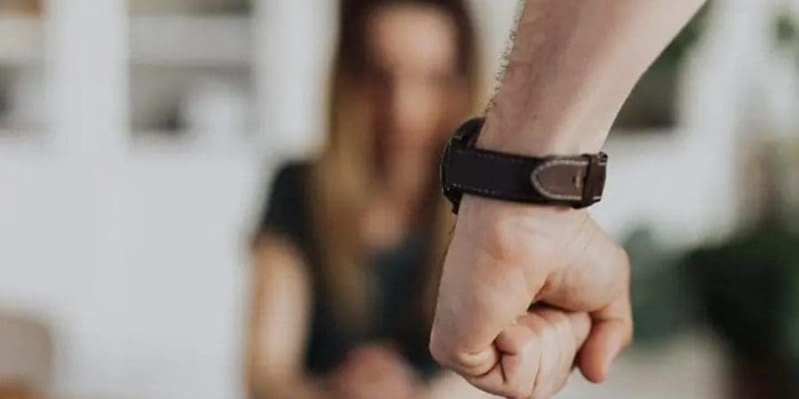 الضغط على الضحية لقبول التسامح يمكن أن يصبح سببًا في التعرض لأزمات نفسية حادة (بيكسلز)