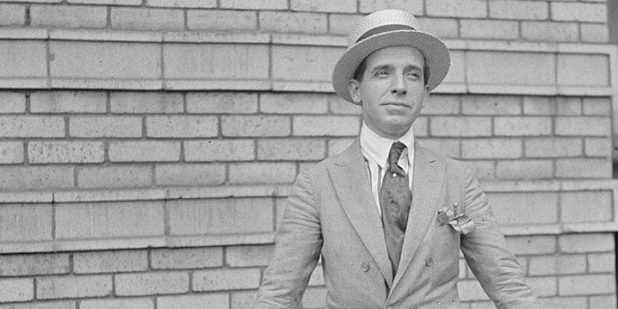 صورة لتشارلز بونزي مؤسس النظام الهرمي لجني الأرباح