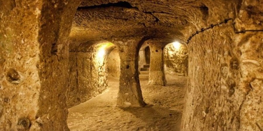 واحدة من أكبر المدن تحت الأرض في كابادوكيا بتركيا هي ديرينكويو