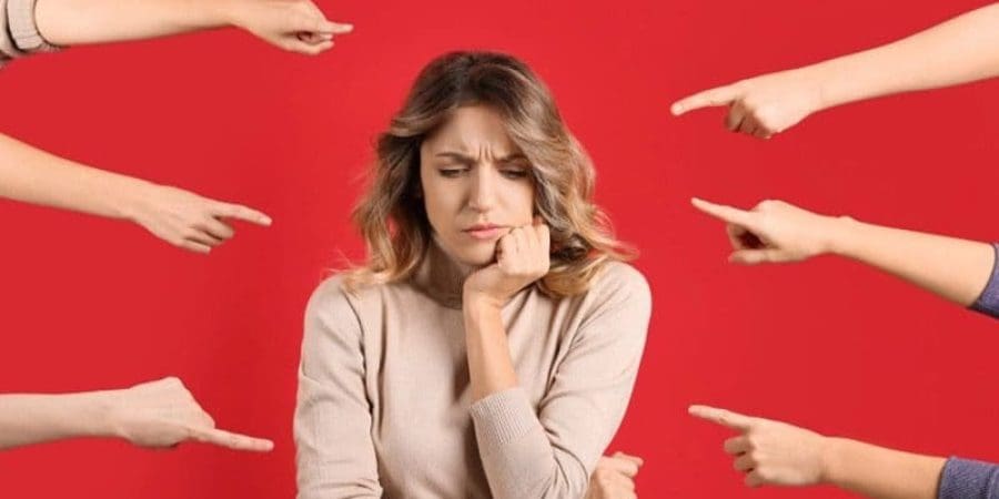 الذين يعانون من رهاب المسؤولية يميلون إلى الاتكال على الآخرين وتحميلهم مسؤولياتهم، ثم لومهم في حال ساءت الأمور (شترستوك)