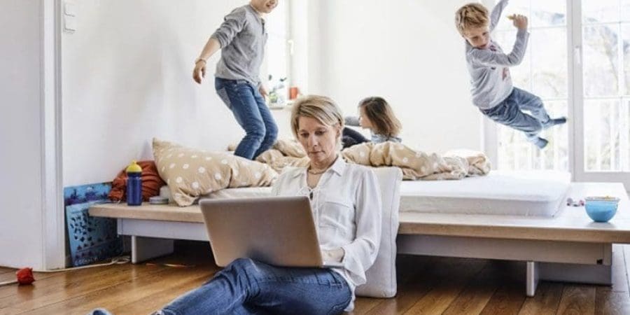 بعض النساء استفدن من العمل من المنزل إلا أن أعباء العمل ارتفعت بسبب الوباء وواجبات تقديم الرعاية المتزايدة (غيتي)