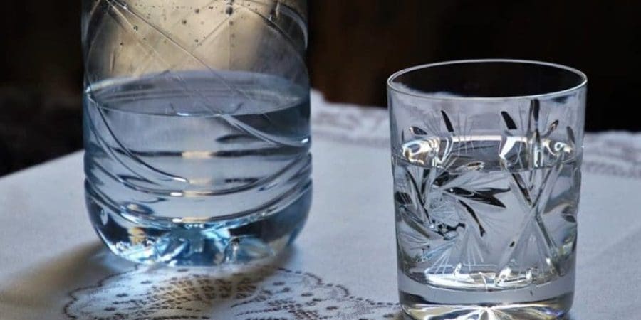 يمكن أن تكون كل من المياه المعدنية المعبأة ومياه الصنبور مصدرًا للمغنيسيوم