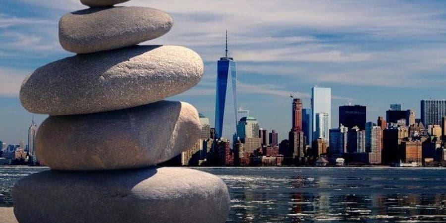 فنغ شوي هو فن صيني قديم لترتيب المباني والأشياء والمساحات في البيئة التي يسكنها الإنسان