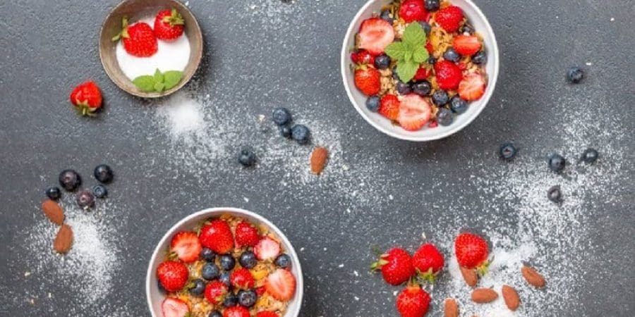 تحتوي علبة الزبادي قليلة الدسم على نحو 17 إلى 33 غرامًا من السكر لكل 8 أوقيات