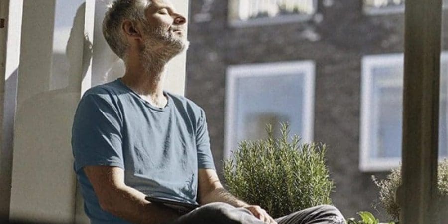 أبسط شيء يمكنك القيام به للحفاظ على برودة الغرفة بدون تكييف هو التأكد من إغلاق النوافذ