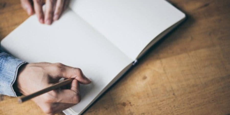 قمع الأفكار السلبية المترسبة بداخلنا يضر بوظيفة الجهاز المناعي (شترستوك)