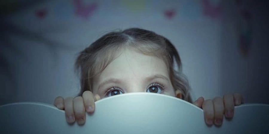 الطفل الذي سيتزوج أحد والديه مجددًا يشعر بقلق شديد لأن الآخر يعيش وحيدًا